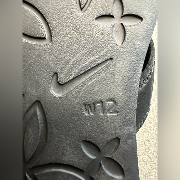 Women’s size 12 black Nike flip flop sandals shoes - Picture 3 of 4